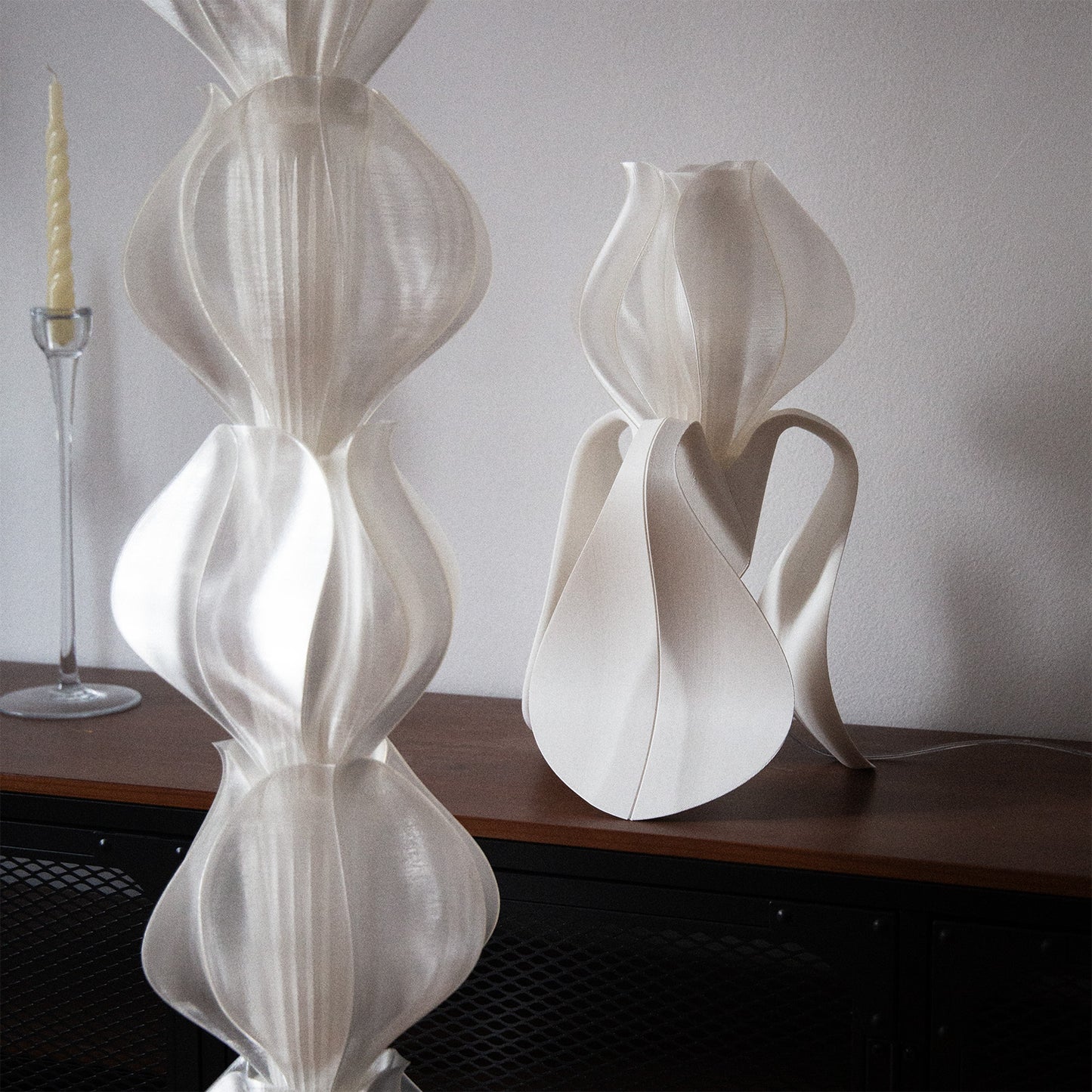 IRIS LAMINA white table lamp